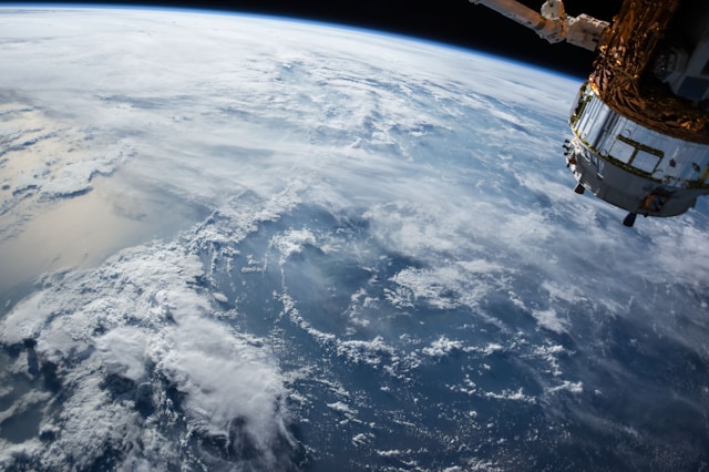 Vista de la Tierra desde el espacio a través del telescopio Hubble de la NASA.
