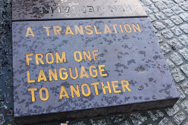 Una lastra di marmo con la frase "Una traduzione da una lingua all'altra".
