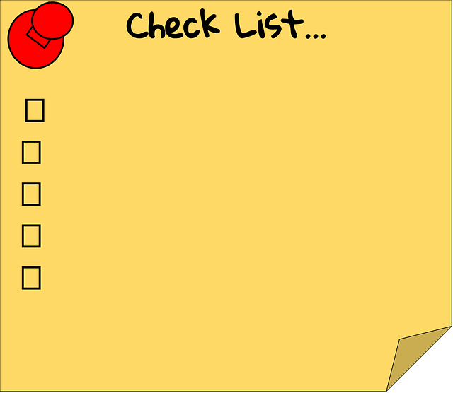 Una lista de comprobación en una nota adhesiva.
