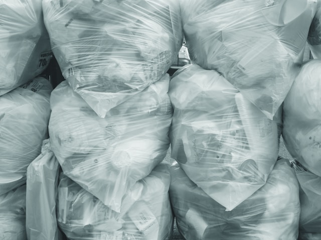 마른 쓰레기를 담은 여러 개의 투명 쓰레기 봉투.
