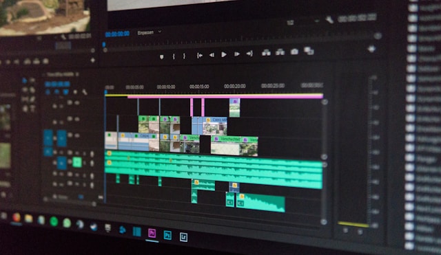Gros plan du tableau de bord d'Adobe Premiere Pro sur un ordinateur portable Windows.