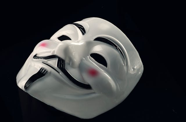 Een close-up van een wit masker op een zwart oppervlak.