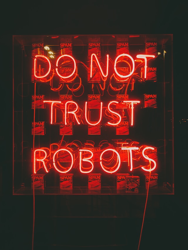 ロボットを信用するな」と書かれた赤いネオンサイン。