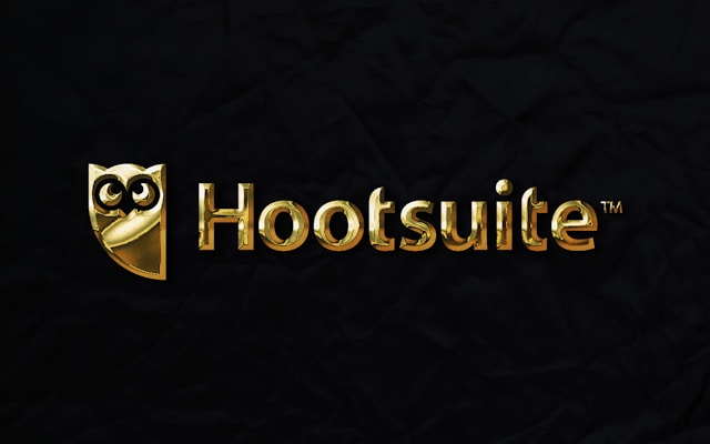 Logo Hootsuite berwarna emas dengan latar belakang hitam.