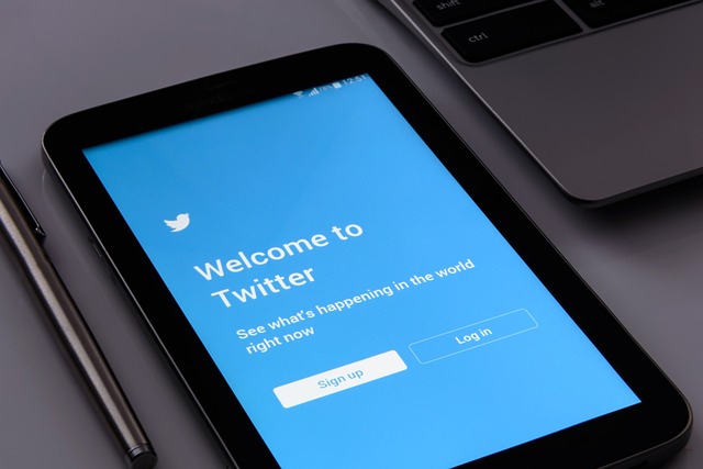 Un primer plano de una antigua página de Twitter para iniciar sesión en una cuenta de Twitter en una tableta negra.