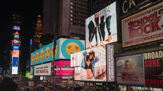 Meerdere digitale billboards op verschillende gebouwen.