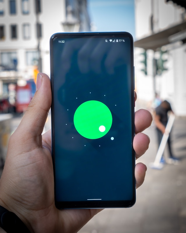 La schermata easter egg di Android 12 su uno smartphone nero.