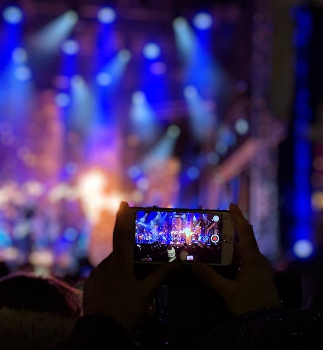 Une personne utilise son smartphone pour enregistrer une vidéo.