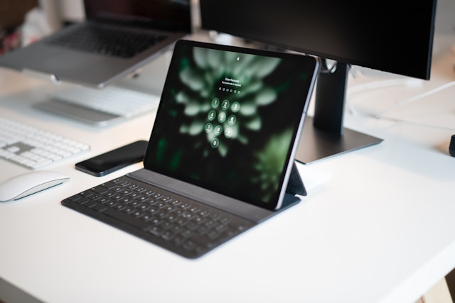 Der passwortgeschützte Sperrbildschirm eines schwarzen iPads mit grauer Tastatur.