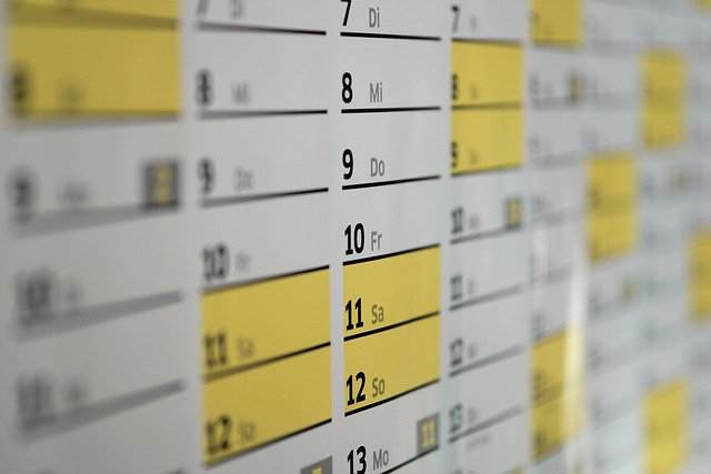 Bidikan close-up kalender dengan blok putih dan kuning.