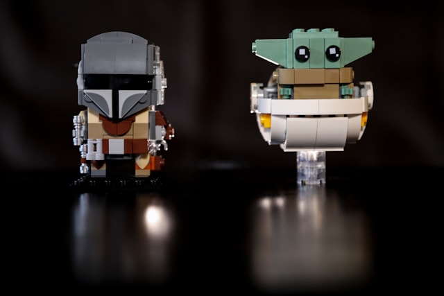 Foto close-up dari set Baby Yoda dan Lego Mandalorian.