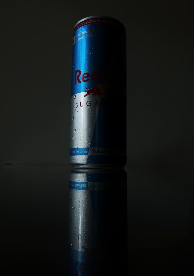 Foto close-up sekaleng minuman energi bebas gula Red Bull.