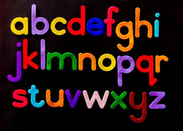 Gros plan sur l'alphabet anglais en plusieurs couleurs.