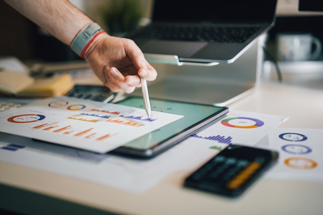  Une personne utilise un crayon blanc et montre un graphique.