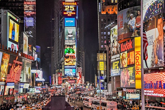 Una calle con múltiples anuncios en todos los edificios.