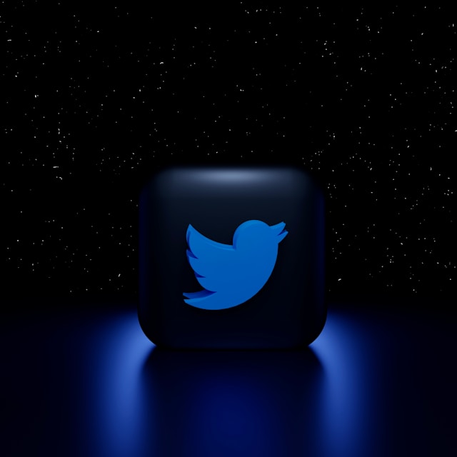 Render 3D dari logo biru lama Twitter di atas permukaan hitam.