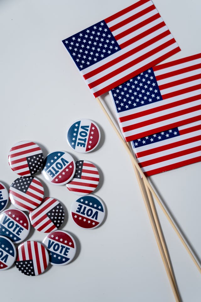 Een close-up van Amerikaanse vlaggen en "vote" badges.