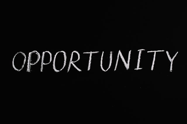 黒い背景に白いフォントで「opportunity」の文字。