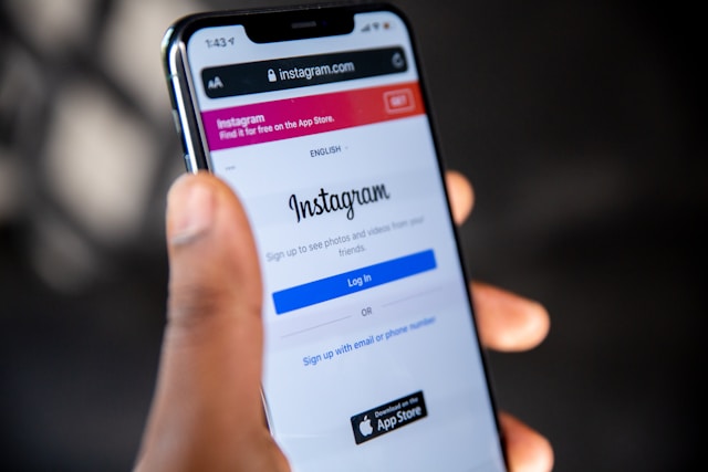 Seseorang membuka halaman login Instagram pada iPhone hitam mereka.