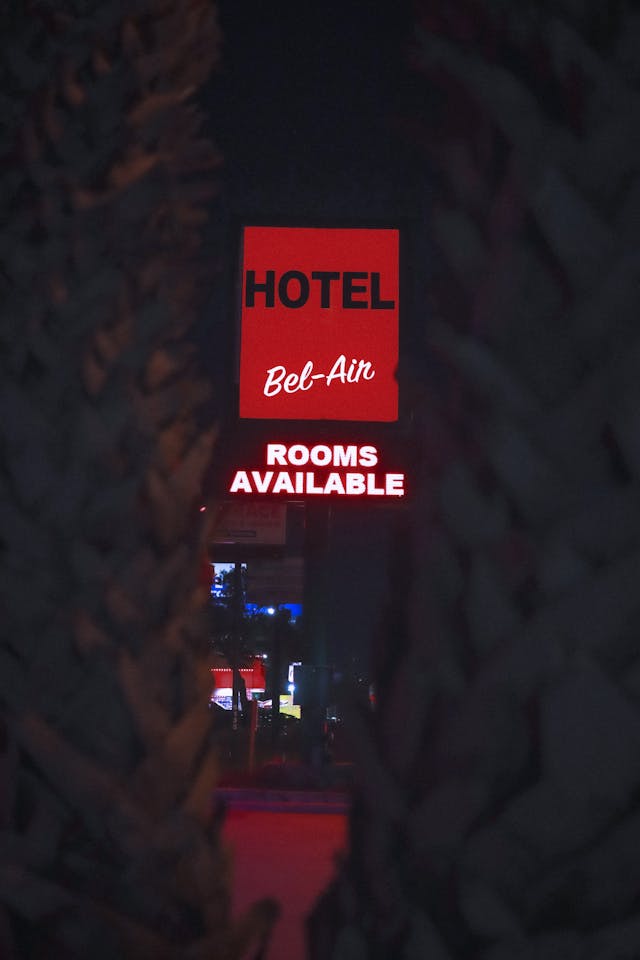 Placa vermelha de um hotel para informar os viajantes sobre a disponibilidade de quartos.