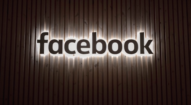 Een Facebook-muurdecoratie met witte lichtjes en zwart lettertype.