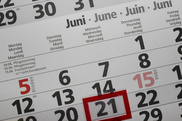 Un calendrier avec quelques dates surlignées.