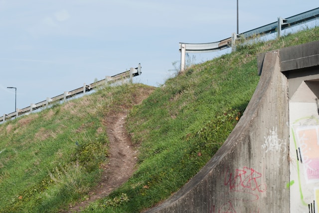 Eine Nahaufnahme eines unbefestigten Weges neben einer Straße.