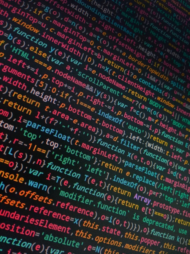 Primo piano di un linguaggio di programmazione a più colori su uno schermo.