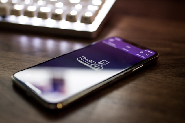 Twitch uygulamasının açık olduğu siyah bir iPhone'un yakın çekimi.