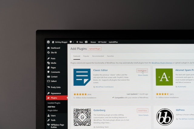 O fotografie a unei jumătăți de ecran de PC care arată un magazin web cu plugin-uri recomandate pentru browsere. 