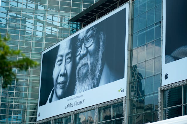 Un panou publicitar pe o clădire face reclamă la iPhone X de la Apple.