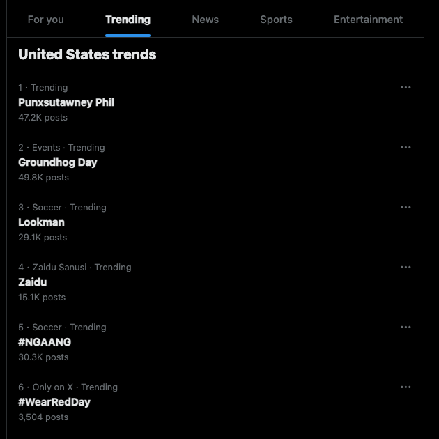 TweetDelete'in Twitter'ın keşfet sayfasının iki trend hashtag içeren ekran görüntüsü.
